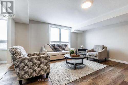 202 - 904 Paisley Road, Guelph (Parkwood Gardens), ON - Indoor Photo Showing Living Room