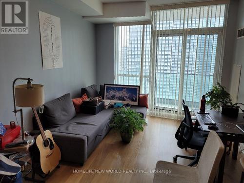 3402 - 33 Bay Street, Toronto, ON - Indoor Photo Showing Living Room