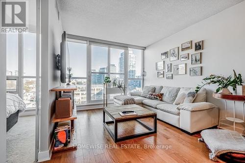 820 - 320 Richmond Street E, Toronto, ON - Indoor Photo Showing Living Room