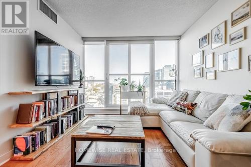 820 - 320 Richmond Street E, Toronto, ON - Indoor Photo Showing Living Room