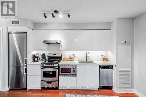 820 - 320 Richmond Street E, Toronto, ON - Indoor Photo Showing Kitchen