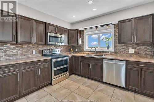 854 Townline Road, Kingsville, ON - Indoor Photo Showing Kitchen With Double Sink With Upgraded Kitchen