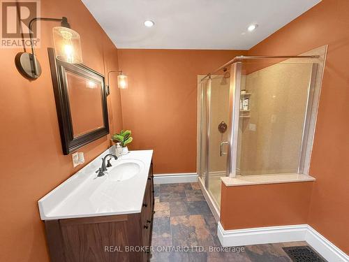 106 Front Street W, Strathroy-Caradoc (Nw), ON - Indoor Photo Showing Bathroom