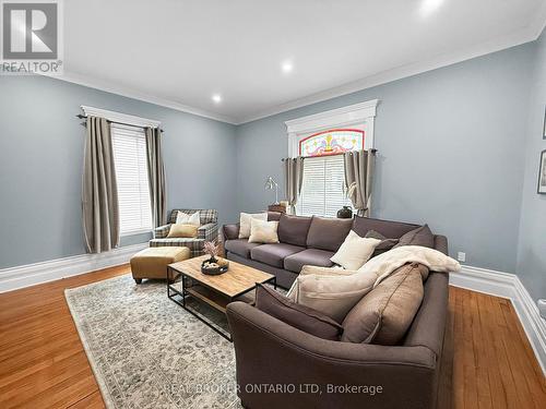 106 Front Street W, Strathroy-Caradoc (Nw), ON - Indoor Photo Showing Living Room