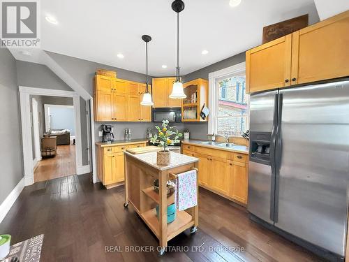 106 Front Street W, Strathroy-Caradoc (Nw), ON - Indoor Photo Showing Kitchen With Double Sink