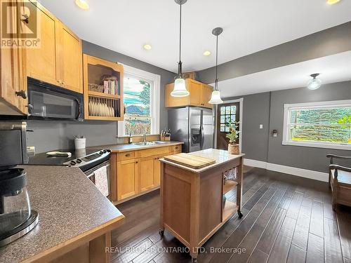 106 Front Street W, Strathroy-Caradoc (Nw), ON - Indoor Photo Showing Kitchen