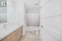 Upstairs 4/pc Main Bathroom - 