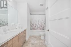 Upstairs 4/pc Main Bathroom - 