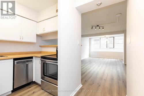 606 - 633 Bay Street, Toronto, ON - Indoor Photo Showing Kitchen