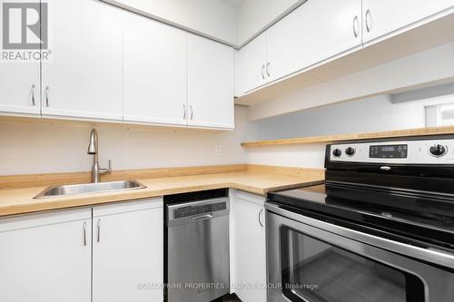 606 - 633 Bay Street, Toronto, ON - Indoor Photo Showing Kitchen