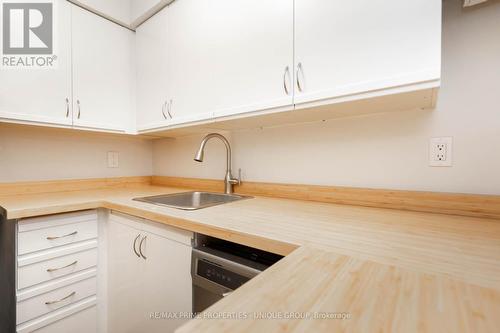 606 - 633 Bay Street, Toronto, ON - Indoor Photo Showing Kitchen