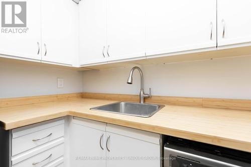 606 - 633 Bay Street, Toronto, ON - Indoor Photo Showing Kitchen