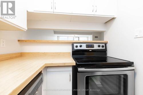 606 - 633 Bay Street, Toronto, ON - Indoor Photo Showing Kitchen