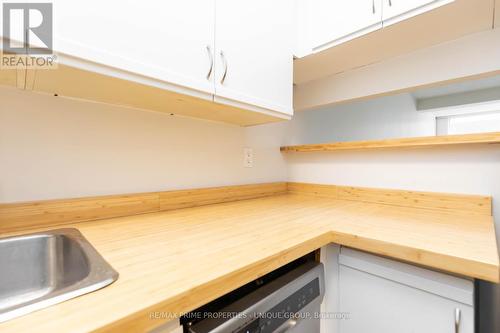 606 - 633 Bay Street, Toronto, ON - Indoor Photo Showing Kitchen