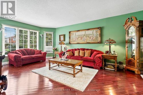 1106 Ridge Valley Drive, Oshawa (Pinecrest), ON - Indoor Photo Showing Living Room