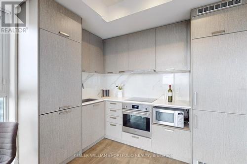 1802 - 38 Honeycrisp Crescent, Vaughan, ON - Indoor Photo Showing Kitchen