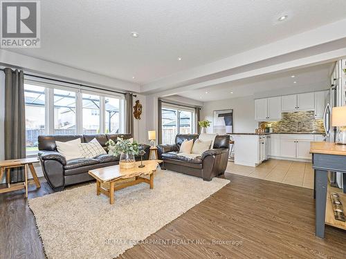 385 Murray Street, Grimsby, ON - Indoor Photo Showing Living Room