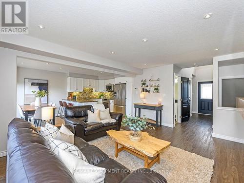 385 Murray Street, Grimsby, ON - Indoor Photo Showing Living Room