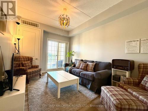 315 - 1077 Gordon Street, Guelph, ON - Indoor Photo Showing Living Room