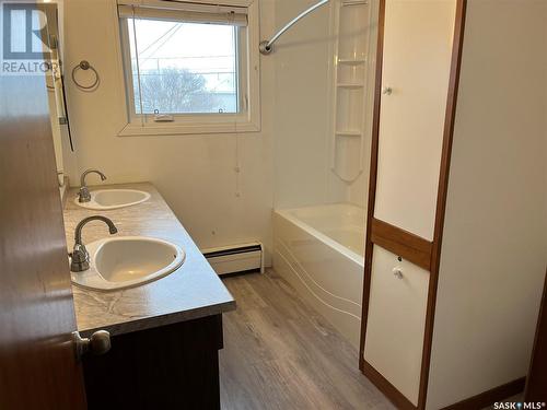 233 6Th Avenue E, Gravelbourg, SK - Indoor Photo Showing Bathroom