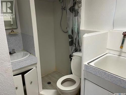 233 6Th Avenue E, Gravelbourg, SK - Indoor Photo Showing Bathroom