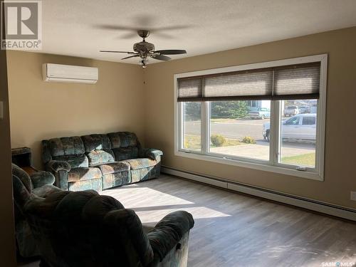 233 6Th Avenue E, Gravelbourg, SK - Indoor Photo Showing Living Room