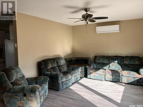 233 6Th Avenue E, Gravelbourg, SK - Indoor Photo Showing Living Room