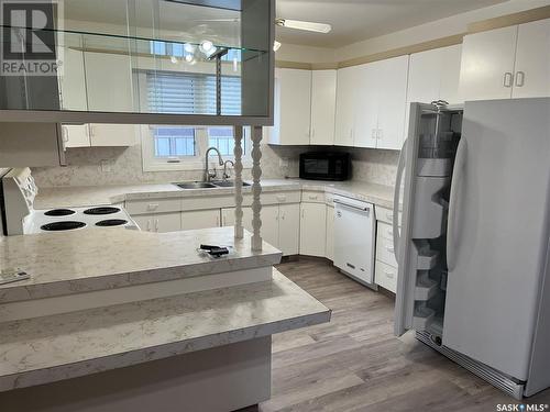 233 6Th Avenue E, Gravelbourg, SK - Indoor Photo Showing Kitchen With Double Sink