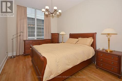 301 - 10 Bellair Street, Toronto, ON - Indoor Photo Showing Bedroom