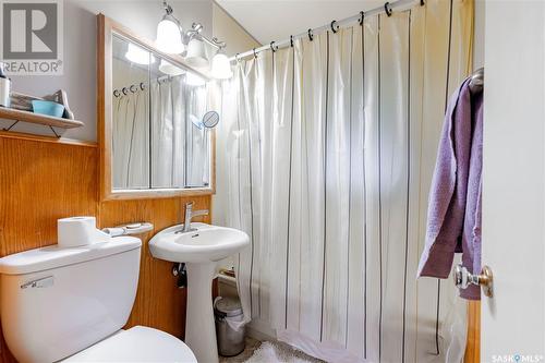 731 L Avenue S, Saskatoon, SK - Indoor Photo Showing Bathroom