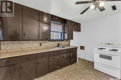 731 L Avenue S, Saskatoon, SK - Indoor Photo Showing Kitchen