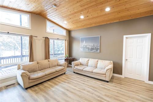 42 Colleen Avenue, Arnes, MB - Indoor Photo Showing Living Room