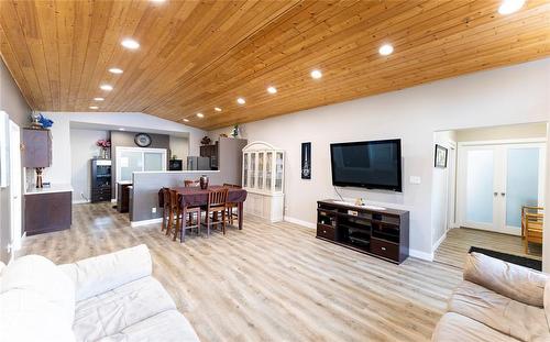 42 Colleen Avenue, Arnes, MB - Indoor Photo Showing Living Room