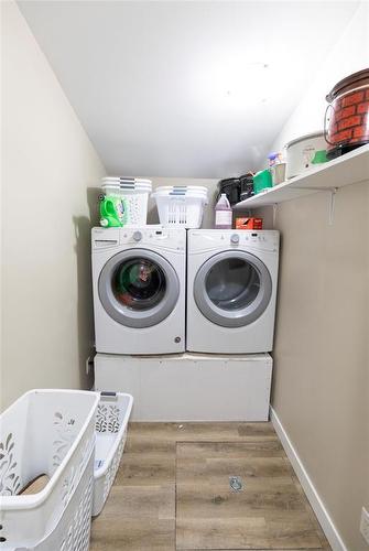 42 Colleen Avenue, Arnes, MB - Indoor Photo Showing Laundry Room