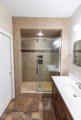 42 Colleen Avenue, Arnes, MB - Indoor Photo Showing Bathroom