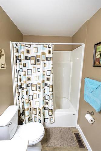 42 Colleen Avenue, Arnes, MB - Indoor Photo Showing Bathroom