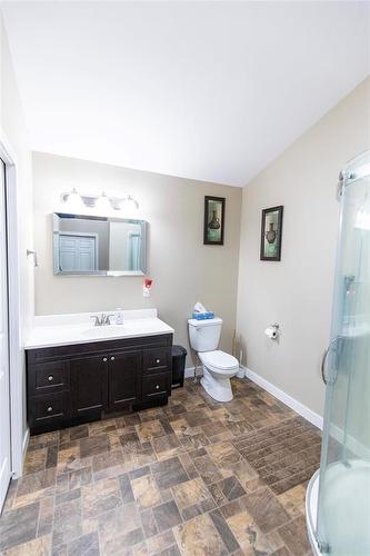 42 Colleen Avenue, Arnes, MB - Indoor Photo Showing Bathroom