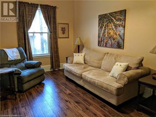 65 Aikman Avenue, Hamilton, ON - Indoor Photo Showing Living Room