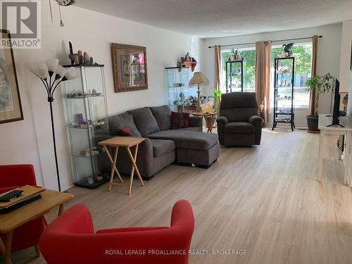 382 Victoria Avenue, Gananoque, ON - Indoor Photo Showing Living Room