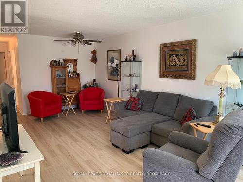 382 Victoria Avenue, Gananoque, ON - Indoor Photo Showing Living Room