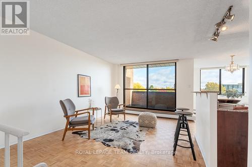 631 - 515 St Laurent Boulevard, Ottawa, ON - Indoor Photo Showing Living Room