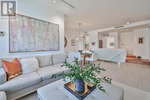 337 - 40 Oaklands Avenue, Toronto, ON - Indoor Photo Showing Living Room