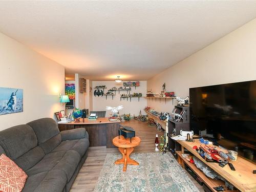 201-1355 Cumberland Rd, Courtenay, BC - Indoor Photo Showing Living Room