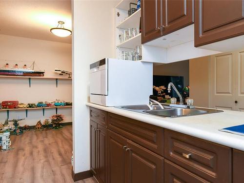 201-1355 Cumberland Rd, Courtenay, BC - Indoor Photo Showing Kitchen With Double Sink