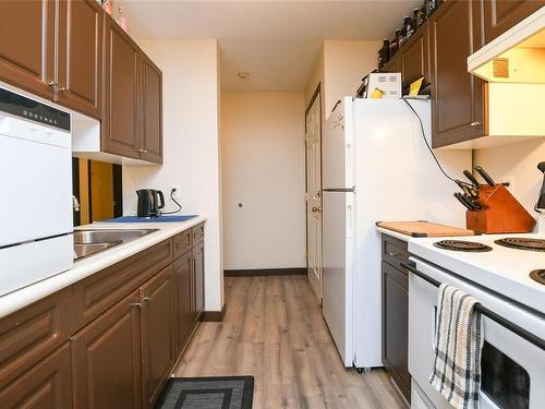 201-1355 Cumberland Rd, Courtenay, BC - Indoor Photo Showing Kitchen With Double Sink