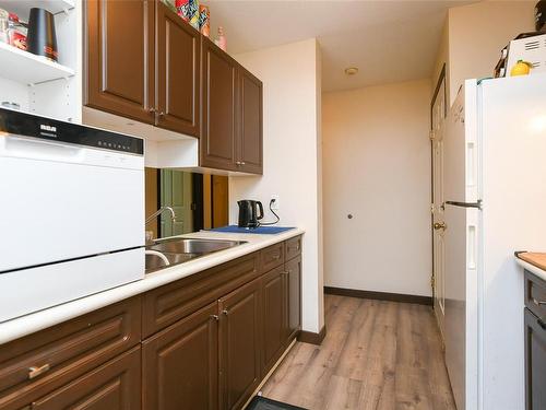 201-1355 Cumberland Rd, Courtenay, BC - Indoor Photo Showing Kitchen With Double Sink