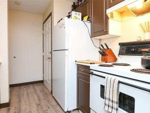 201-1355 Cumberland Rd, Courtenay, BC - Indoor Photo Showing Kitchen