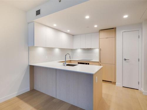 606-1100 Yates St, Victoria, BC - Indoor Photo Showing Kitchen