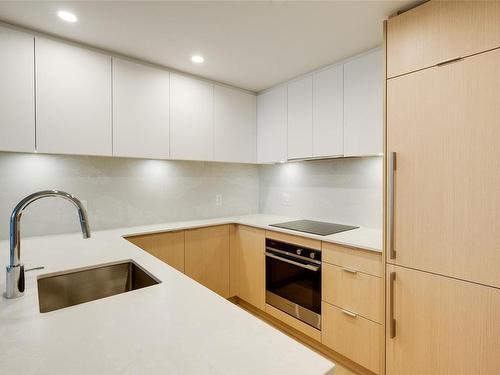 606-1100 Yates St, Victoria, BC - Indoor Photo Showing Kitchen