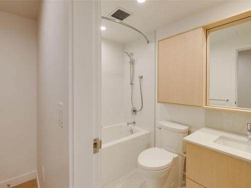 606-1100 Yates St, Victoria, BC - Indoor Photo Showing Bathroom